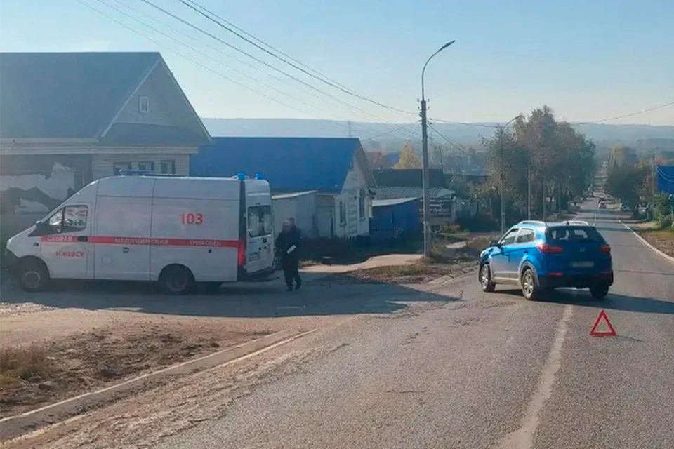 Водитель мопеда пошел на обгон, выехал на полосу встречного движения и столкнулся там с автомобилем