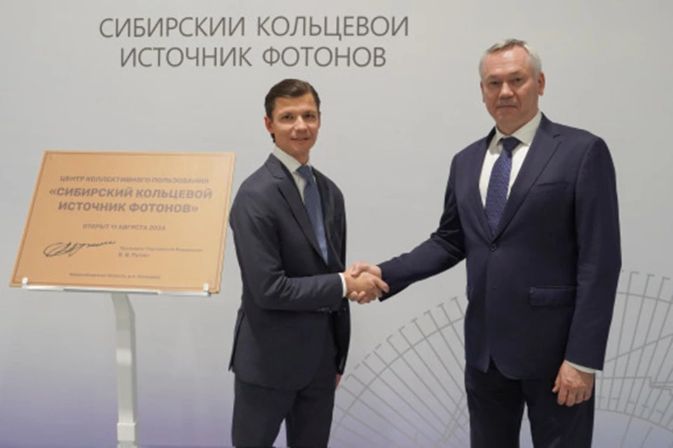Генеральный директор Фонда развития территорий Василий Купызин и губернатор Новосибирской области Андрей Травников обсудили реализацию в регионе программ с участием ФРТ. Фото: Пресс-служба Фонда развития территорий