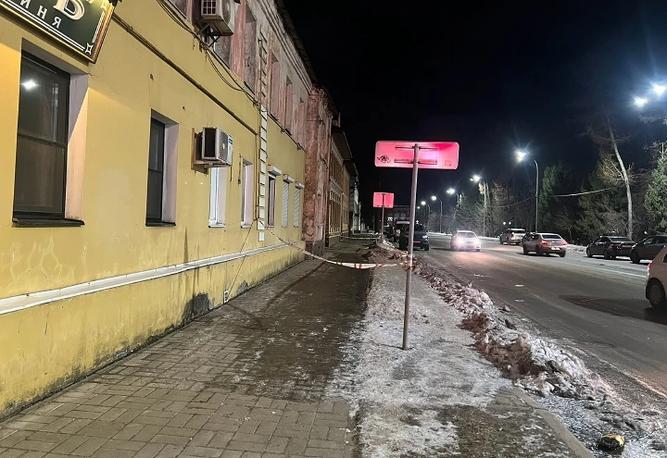 В январе прошлого года у дома на Волжской набережной Рыбинска обрушилась кирпичная кладка.