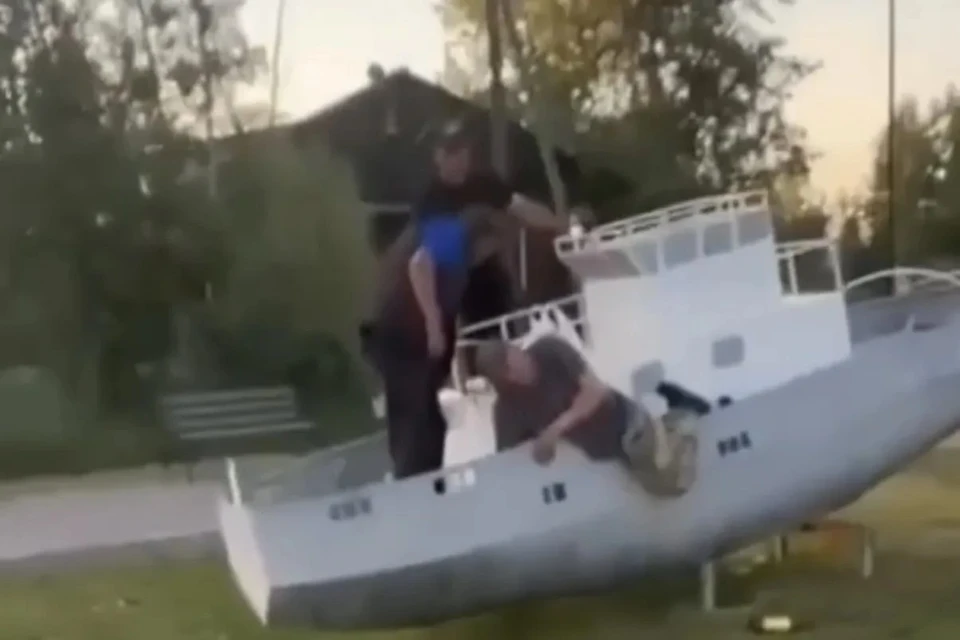 В Качуге задержали троих мужчин, повредивших мемориальный комплекс