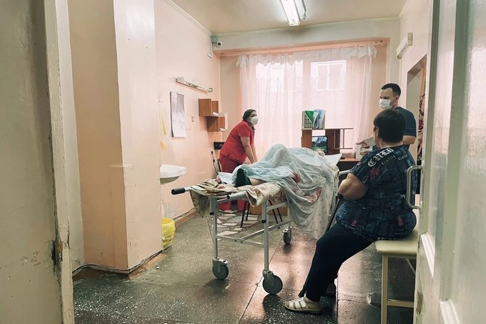 Почему осенью «крутит» суставы: тюменские врачи объяснили, как холод влияет на боль и почему нельзя просто лежать в тепле.