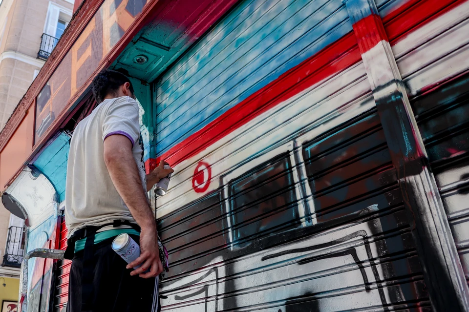 Украинские беженцы рисуют граффити с символикой УПА* на улицах Польши. Фото: Ricardo Rubio/Keystone Press Agency/Global Look Press
