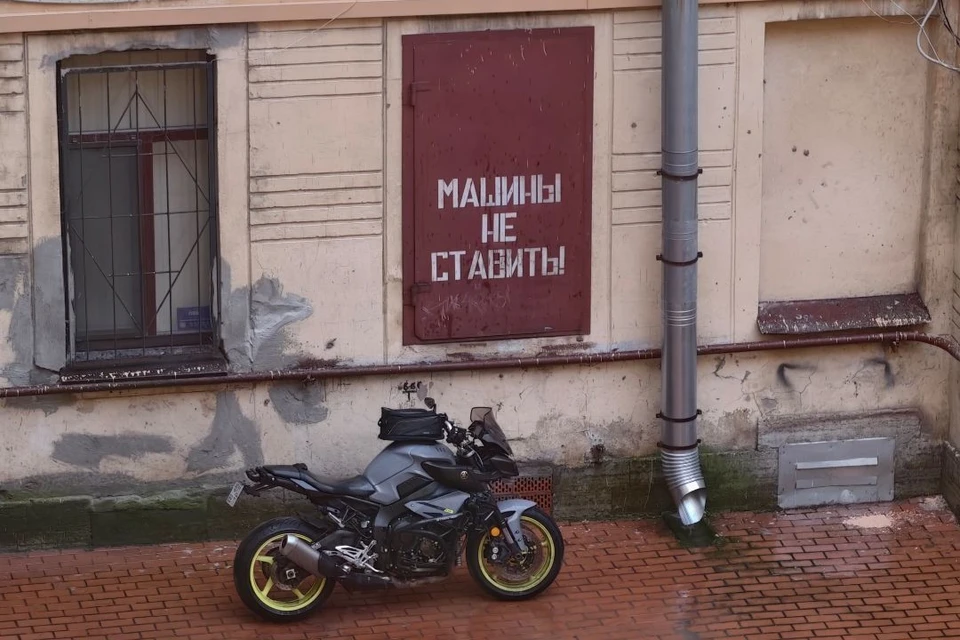 В Каменском районе мотоциклист попался инспекторам сразу с тремя нарушениями.
