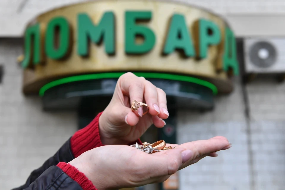 Полицейские изымают из ломбарда похищенные с икон булавки из драгоценного металла и кулон с камнем.
