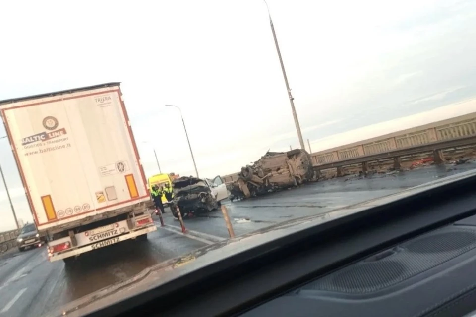 Перевернувшаяся машина перекрыла одну из полос движения Фото: "Подслушано у Водителей Рязани".