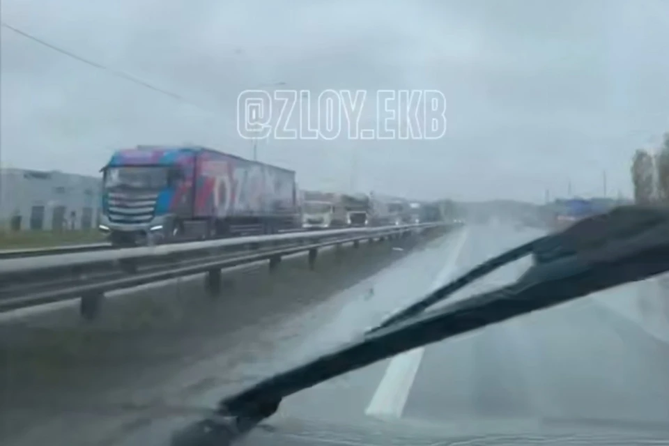 Пробка растянулась на несколько километров. Фото: Telegram-канал "Злой Екатеринбург"