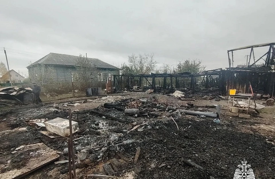 Огонь уничтожил обе постройки.