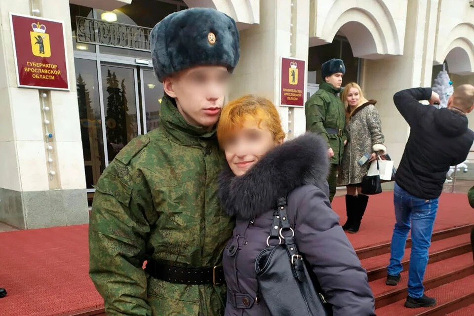 Так Егор Богин выглядел несколько лет назад перед отправкой в армию. Рядом с ним мама.