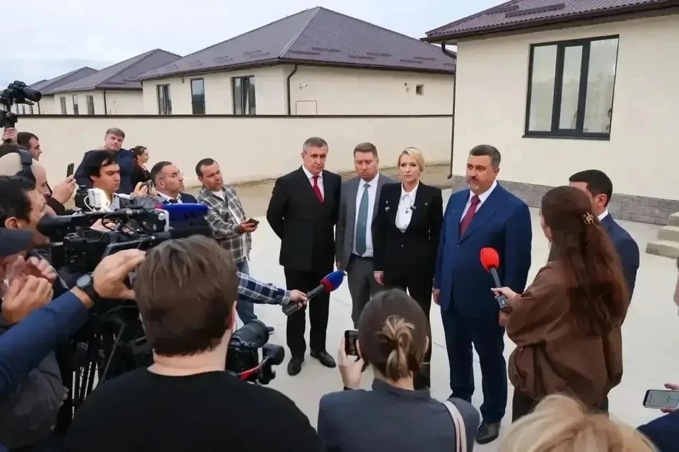 В Дагестане 52 семьи из Мамедкалы получили ключи от новых домов после паводка. Фото: официальный канал администрации главы Дагестана