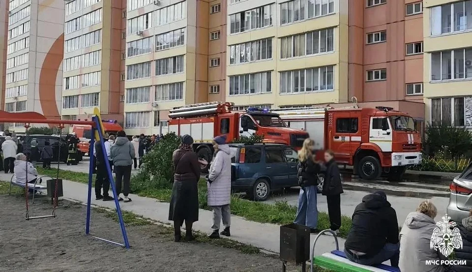 Жильцов вывели на улицу. Фото: ГУ МЧС по НСО.