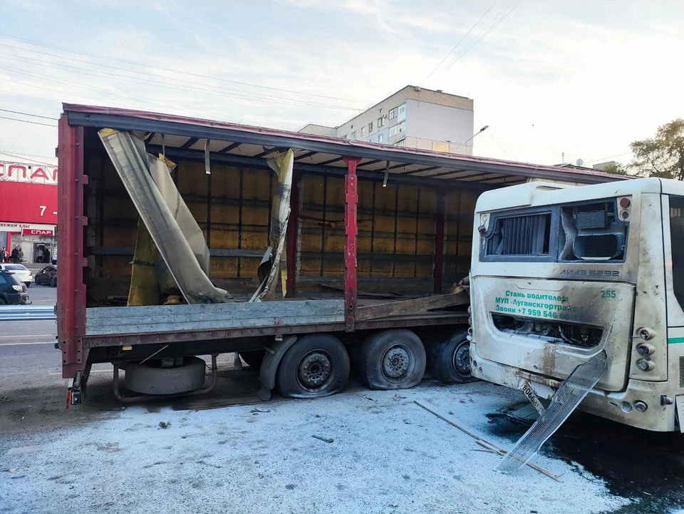 В Луганске после атаки на городской автобус за медицинской помощью обратились 17-летний и 25-летний молодые люди.