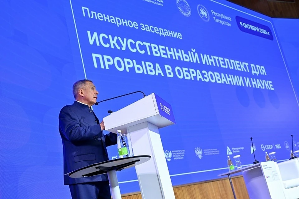 По его словам, важнейшая задача — научить каждого ученика, а также педагогов, правильно и ответственно пользоваться инструментами искусственного интеллекта. Фото: rais.tatarstan.ru