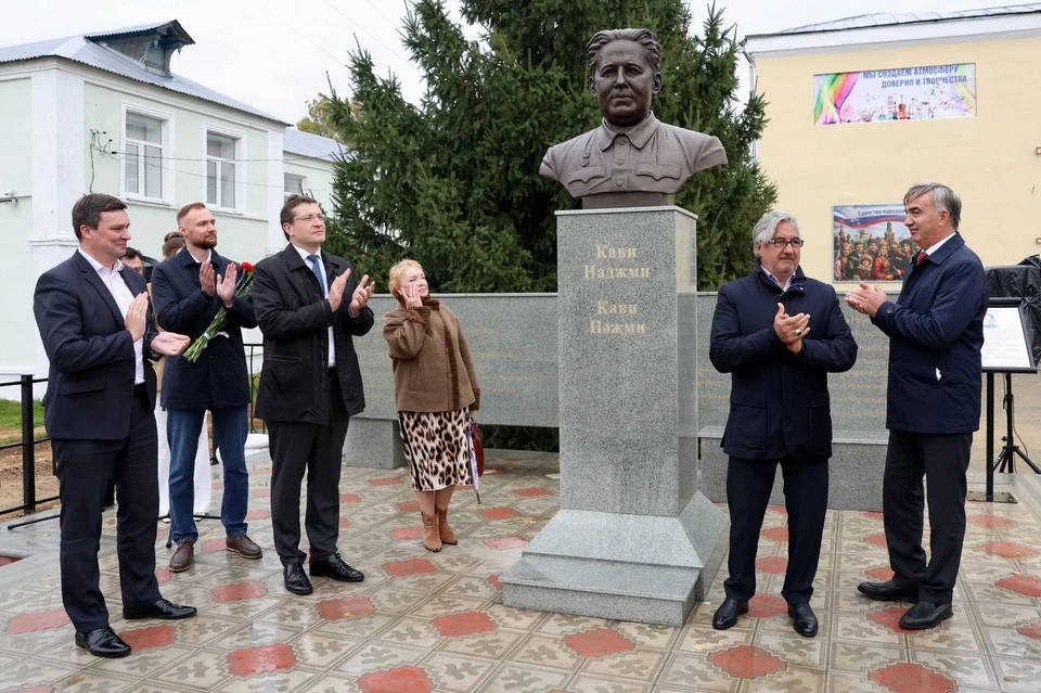 Глеб Никитин открыл памятник Кави Наджми в Уразовке.