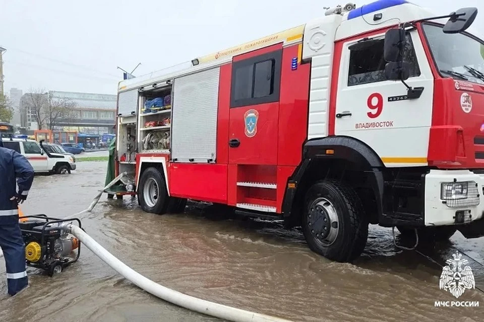 Сотрудники МЧС помогают откачивать воду с затопленных улиц Владивостока