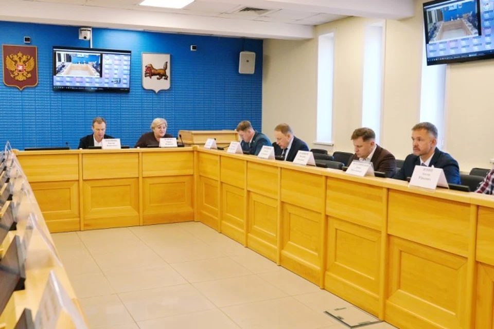 Депутат ЗС Алексей Распутин предложил обратить внимание на панельное домостроение, которое позволяет сократить себестоимость и сроки возведения жилья.
