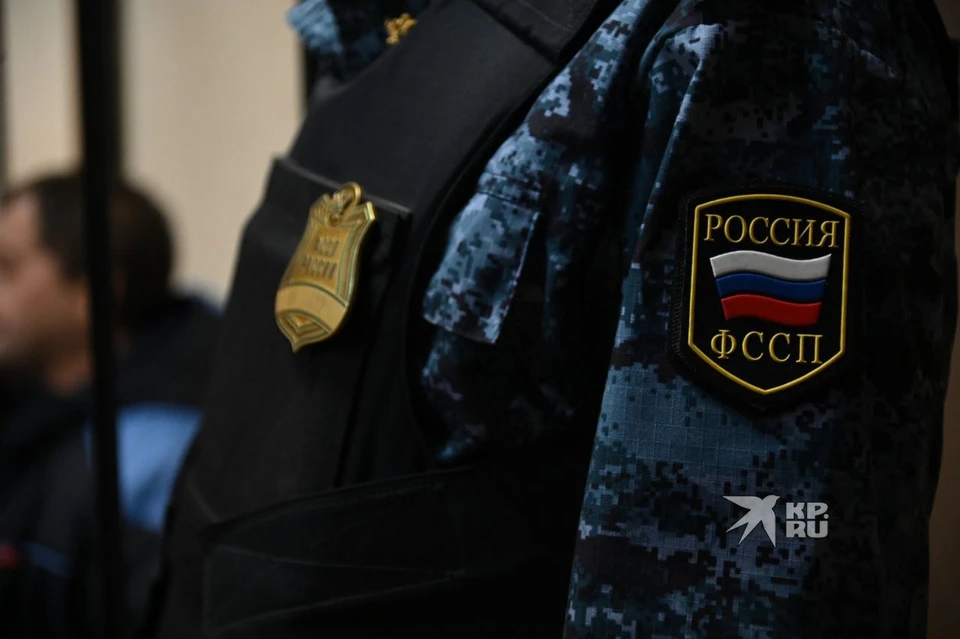 Приставы заметили подозрительный ключ