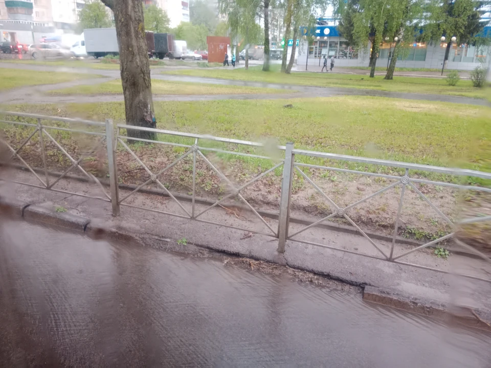 Традиционно ряд улиц в городе во время дождя оказываются подтопленными