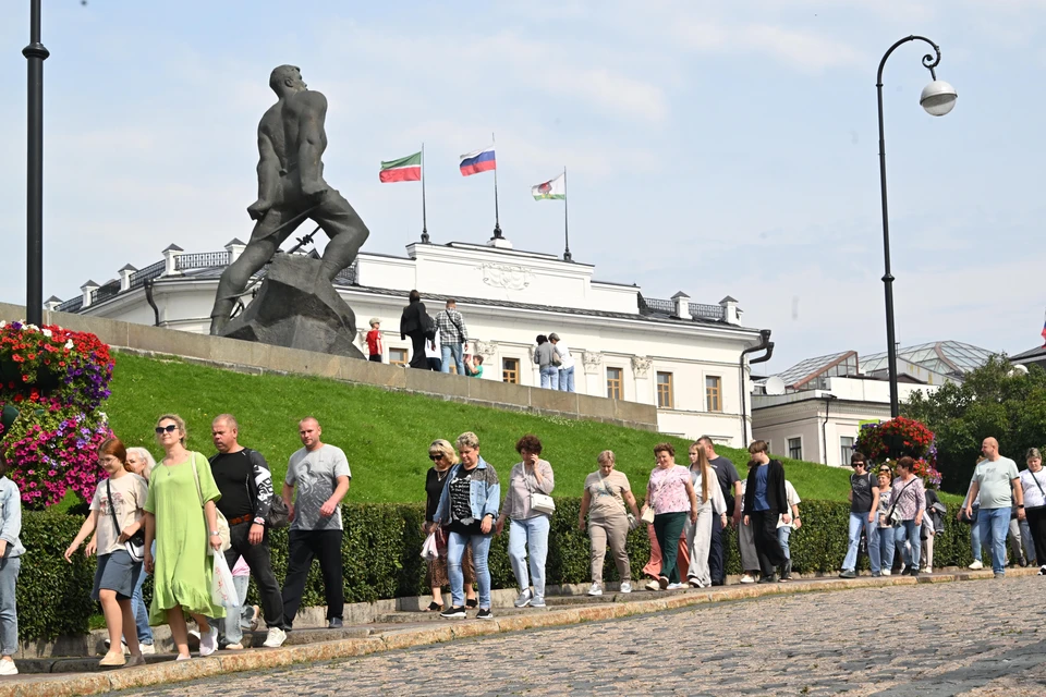 Программа тура в Казань включает посещение острова Свияжск, Храма всех религий, Старо-Татарской слободы и территории Казанского кремля.