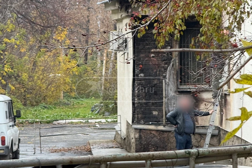 Сейчас поврежденный фасад здания ремонтируют.