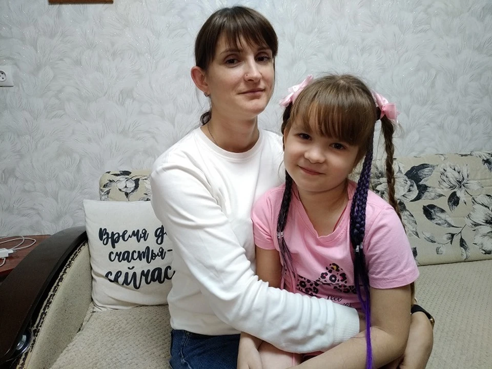 Алиса с мамой. Хотите помочь девочке с операцией? Контакты мамы в конце статьи.