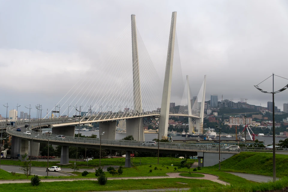 Во Владивостоке из-за ветра до 28 метров в секунду могут закрыть мосты