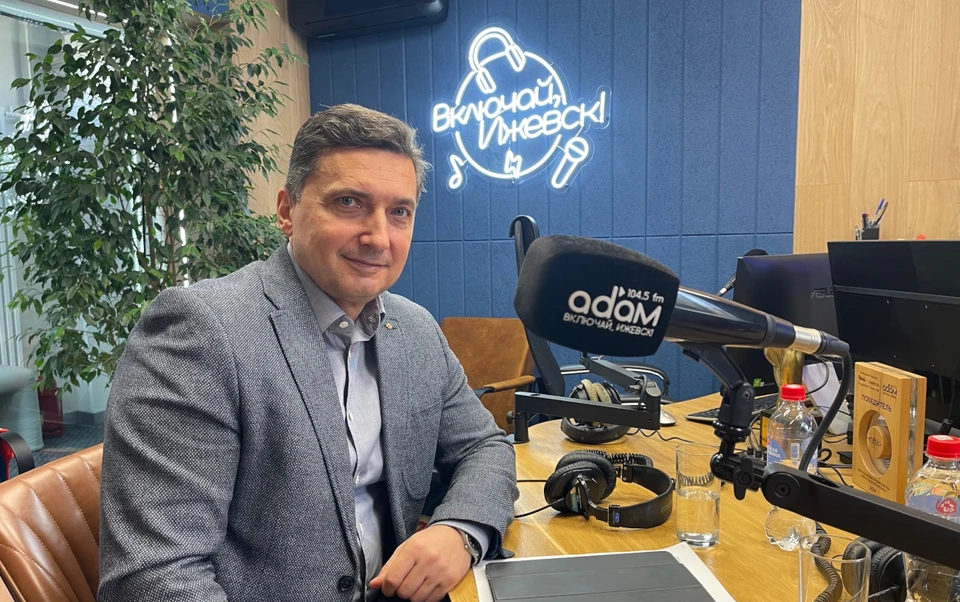 Стоит ли соединять городок Металлургов с улицей 10 лет Октября в Ижевске и почему песок не всегда подходит для борьбы с гололедом? На эти и другие вопросы ответил и. о. министра транспорта Удмуртии Геннадий Таранов. Фото: радио «Адам».