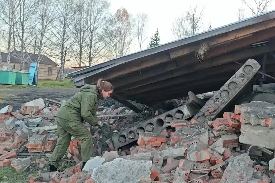 Развалилось помещение в выходной на территории Староювалинской общеобразовательной школы. Фото: СУ СКР по Томской области