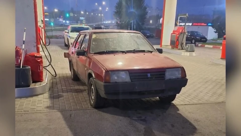Похищенное имущество молодой человек погрузил в автомобиль, но далеко уехать не смог. Скриншот видео УМВД России по Липецкой области.