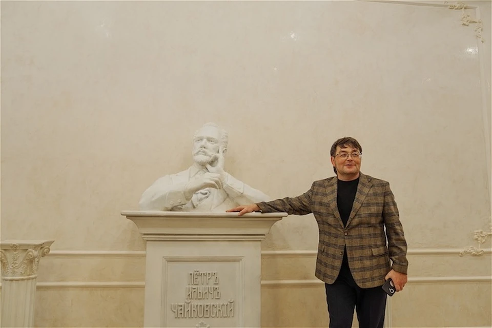 Бюст Петра Чайковского создал художник-скульптор Андрей Кутявин. На снимке рядом со скульптурой − директор театра Алексей Фомин.