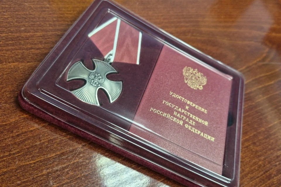 Память погибших защитников собравшиеся почтили минутой молчания / Фото: администрация Тольятти