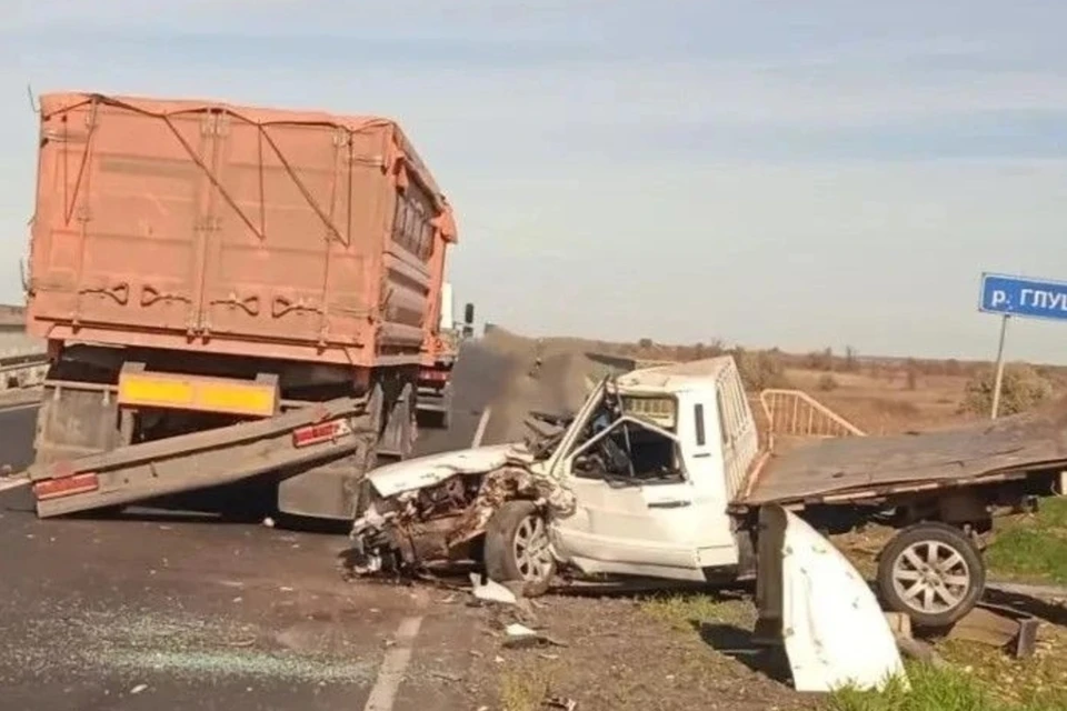 Спасатели помогли пострадавшему и обесточили машины / Фото: центр по делам ГО, ПБ и ЧС