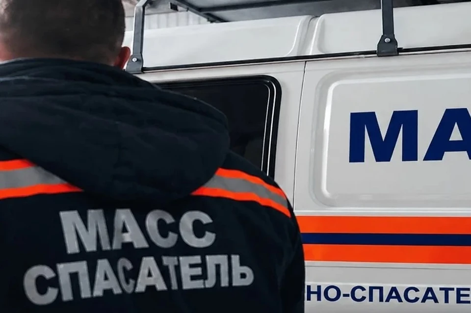 Спасатели помогли женщине выбраться из ванны. Фото: Спасатели МАСС