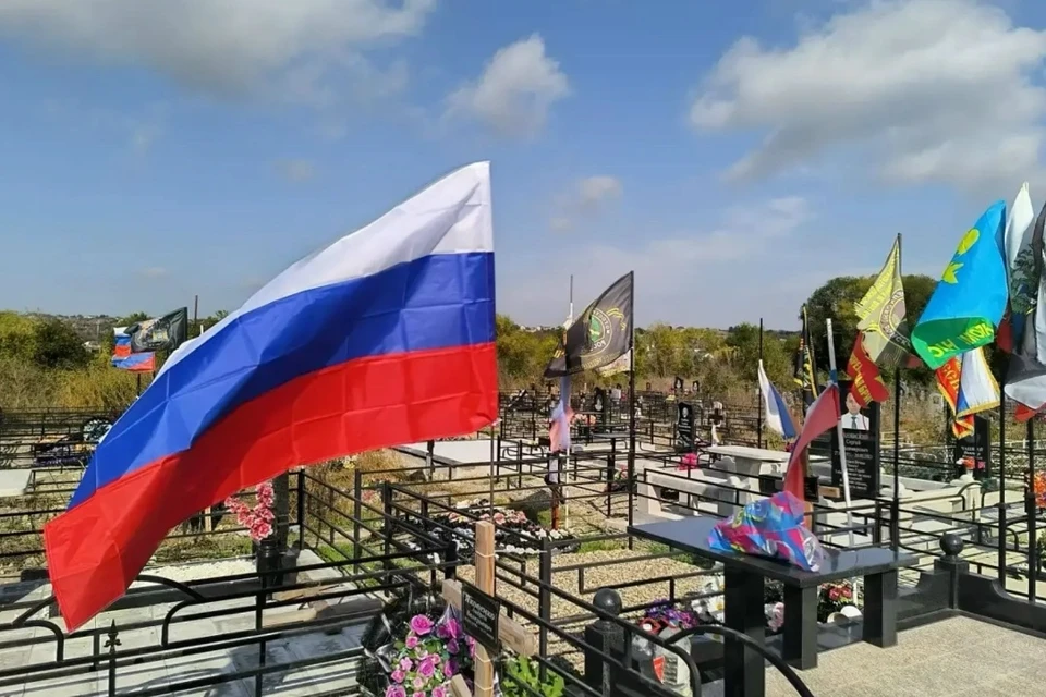 В Ессентуках на Аллее Героев обновили 30 флагов. Фото: соцсети Владимира Крутникова