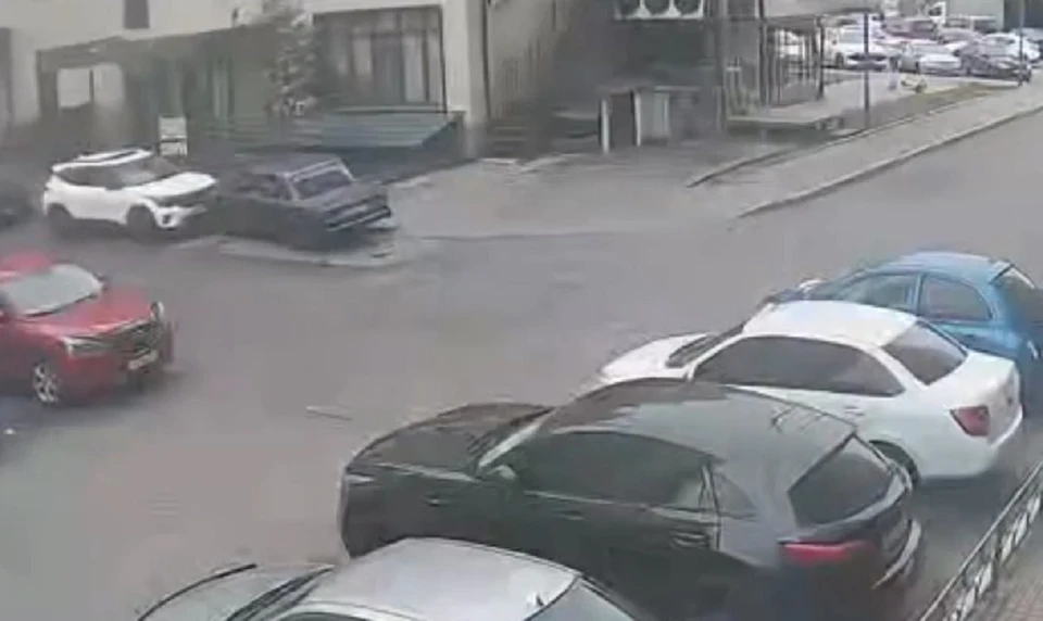 В Красноярске перед судом предстанут двое приятелей, устроивших ДТП на угнанной машине. Скриншот: видео краевого МВД