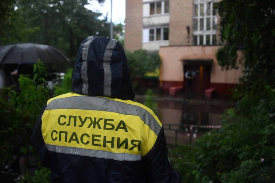 На пятом этаже жилого дома в Перми оборвалась строительная люлька.