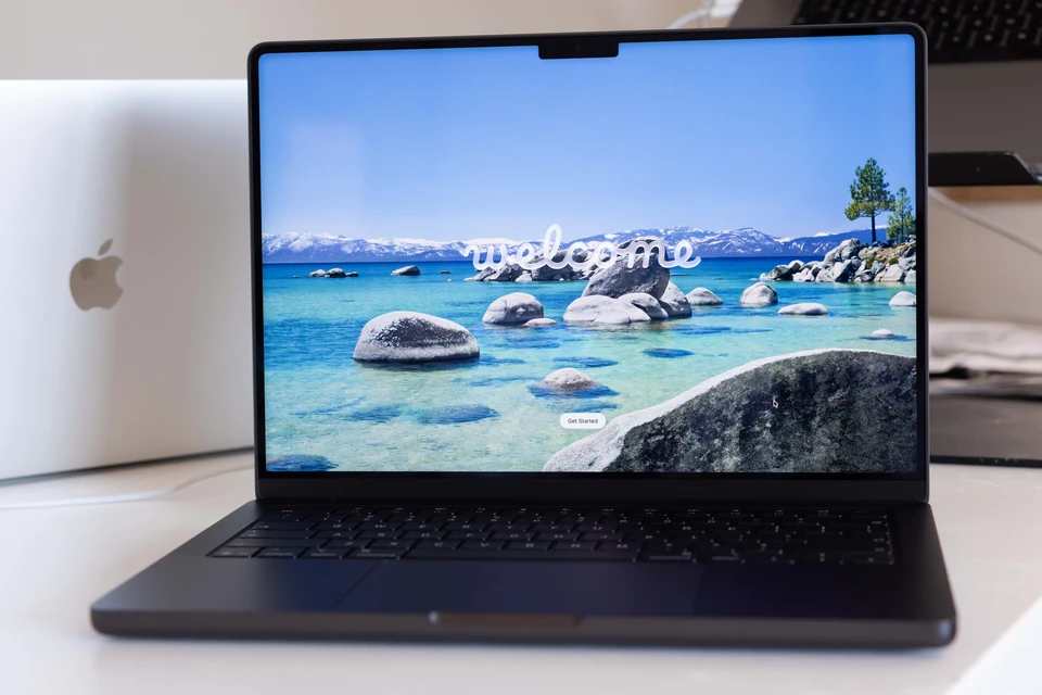 В США MacBook Pro стоит от $1 999, iMac — от $1 499. Компьютеры будут работать на macOS 27. Российские цены пока неизвестны. Фото: Stanislav Kogiku/Keystone Press Agency/Global Look Press