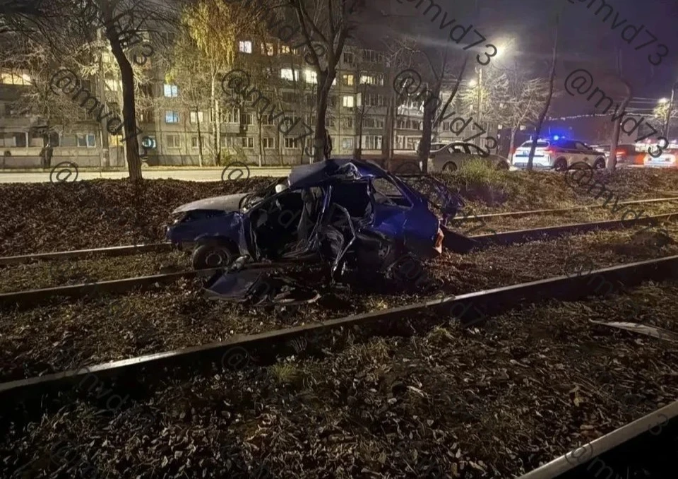В Ульяновске в ДТП на проспекте Гая пострадали двое пассажиров и погиб водитель | ФОТО: УМВД России по Ульяновской области