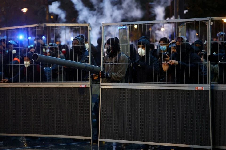 Франция готовит массовые репрессии после протестов? Сенат обсуждает ответственность граждан
