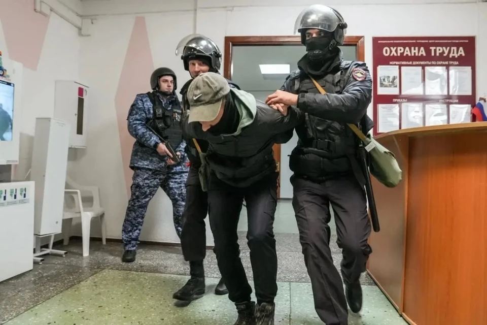 В Иркутске силовики отработали штурм школы, захваченной по легенде учений