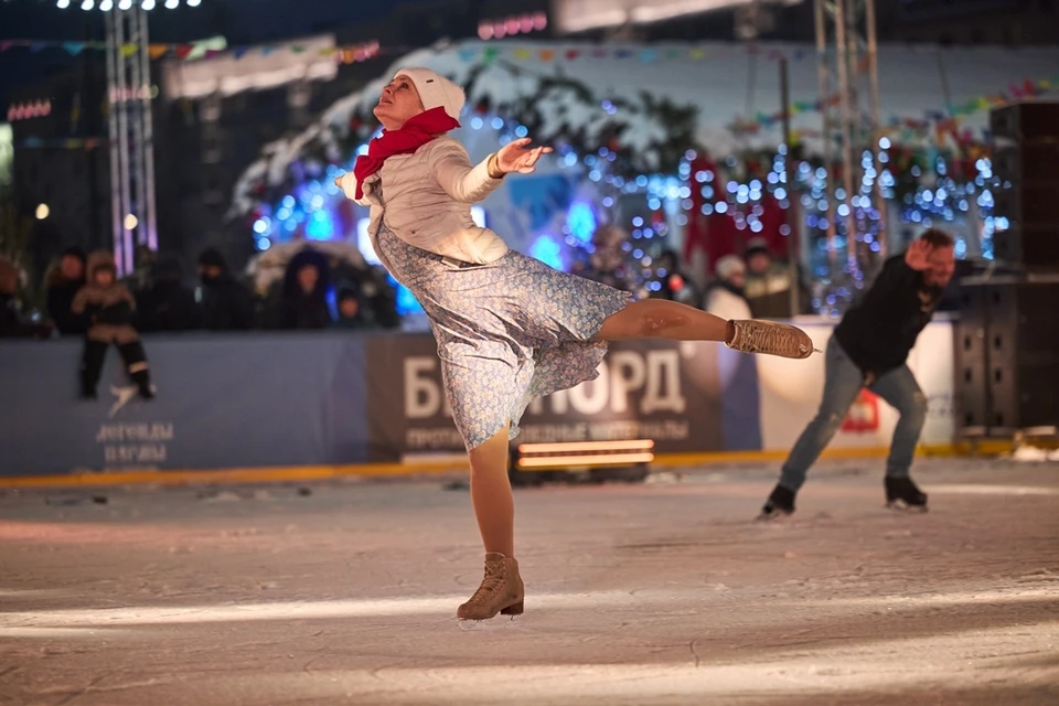 На пермском катке проходило ледовое шоу с участием олимпийских чемпионов.