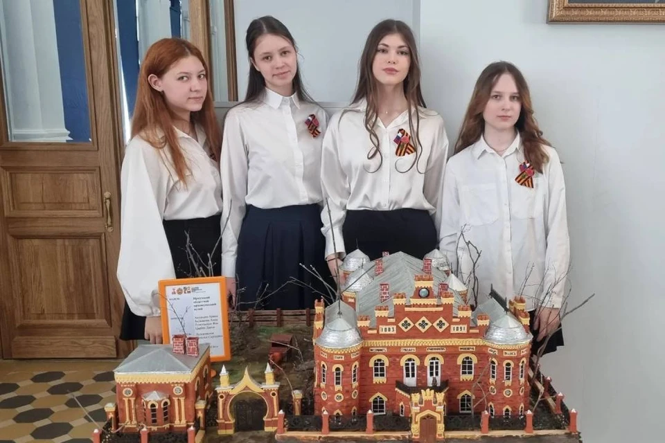 Модель краеведческого музея, созданная старшеклассницами, теперь украшает его экспозицию. Фото: предоставлено Натальей Дудоровской