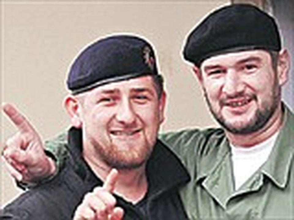 Два Героя России, Рамзан Кадыров и Сулим Ямадаев, когда-то были друзьями. Снимок 2002 года.