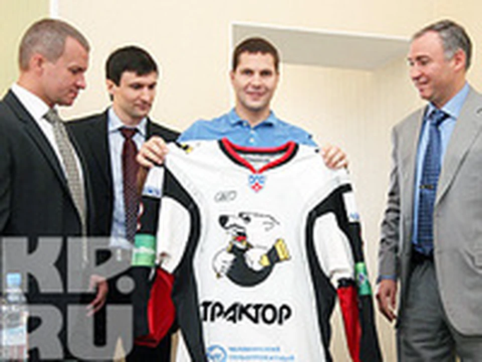 Денис Баев (на фото — в центре) получает игровую майку.