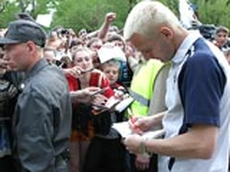 После матча со «Спартаком» Андрей Тихонов ставил автографы на паспортах