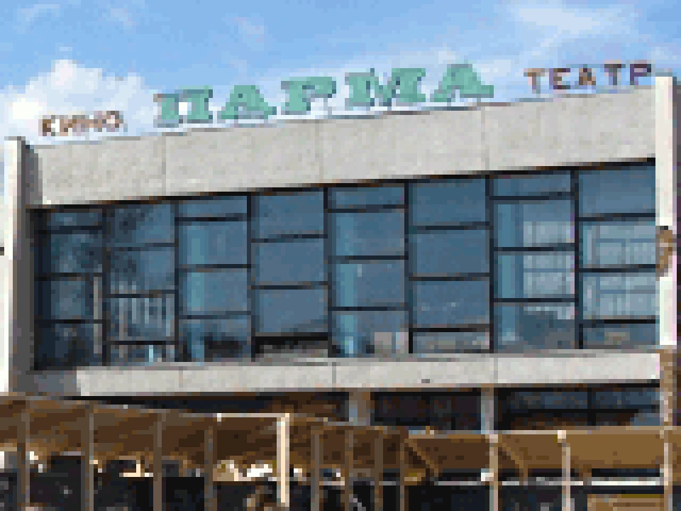 У  неработающего уже много лет кинотеатра «Парма»  снова появились спецтехника и рабочие.