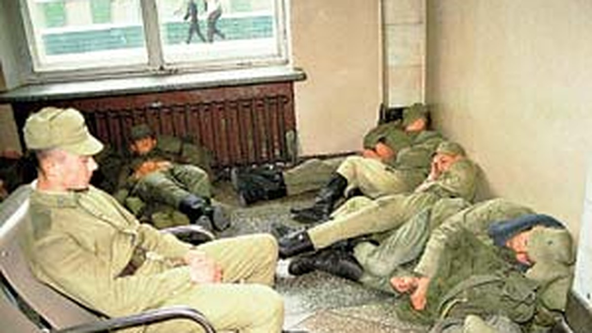 Через сколько дней забирают в армию. Солдатские казармы. Русские солдаты спят на полу.