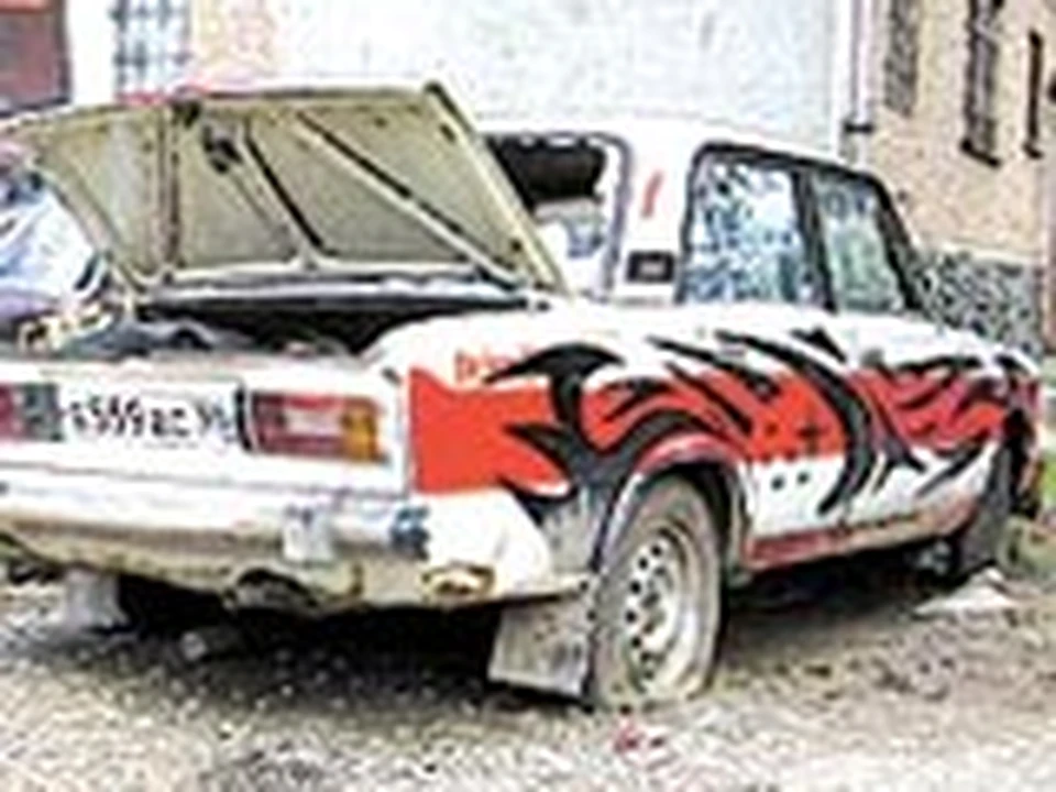 «Жигули» на Автомагистральной улице превращены в хлам и стоят под окнами хозяина.