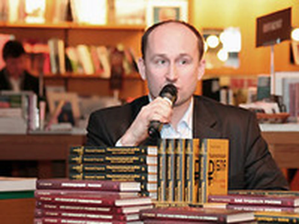 Николай Стариков на презентации в таллинском книжном магазине Rahva raamat.
