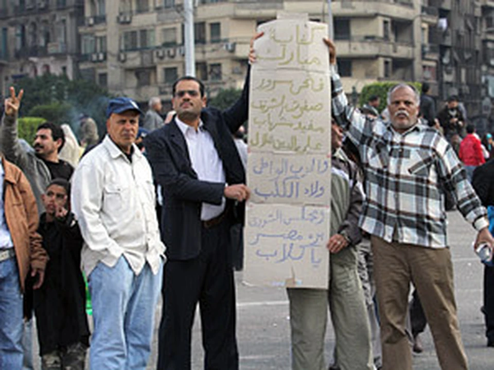 Демонстранты не покидают центральную площадь Каира