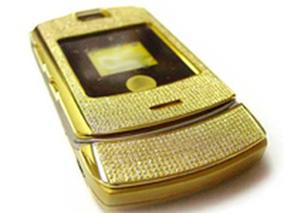 Телефон золотом. Motorola RAZR v3 Gold. Моторола v3i Dolce Gabbana. Motorola RAZR v3 Gold Edition. Моторола 18к золота.
